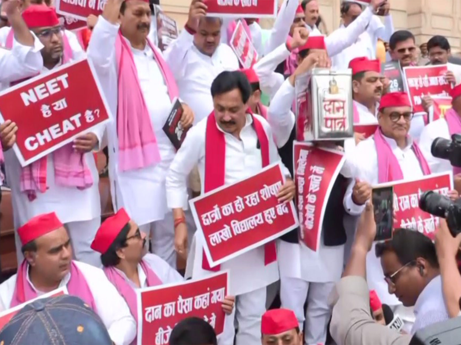 Samajwadi Party MLAs protest outside UP assembly (Photo/ANI)