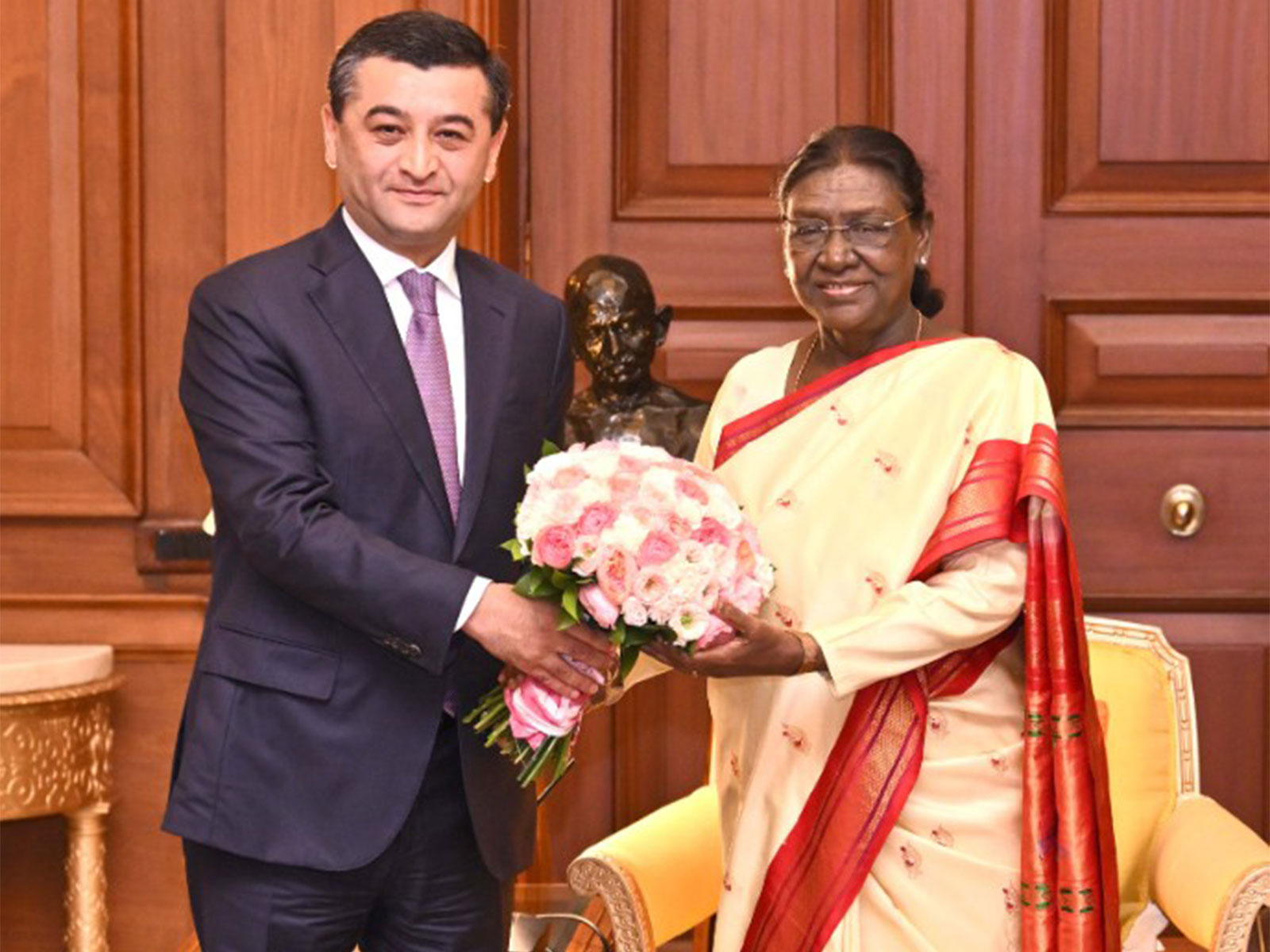 President Droupadi Murmu with Uzbekistan's Minister of Foreign Affairs Saidov Bakhtiyor Odilovich (Photo/X/@rashtrapatibhvn)
