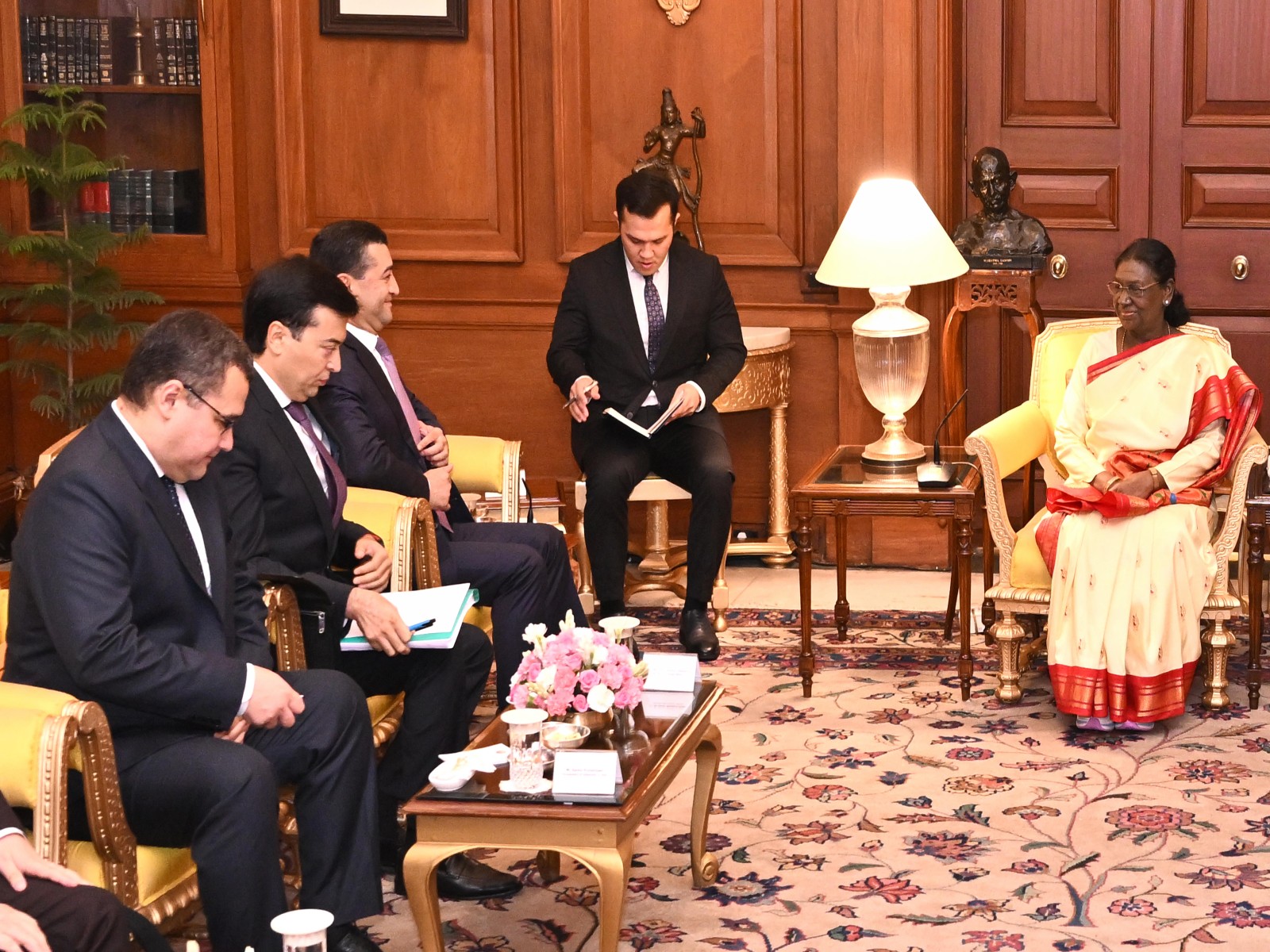Saidov Bakhtiyor Odilovich, Minister of Foreign Affairs of the Republic of Uzbekistan, calls on President Droupadi Murmu (Photo/President's Secretariat)