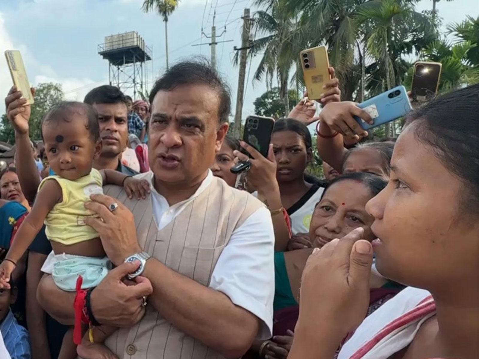 Assam CM Himanta Biswa Sarma  visited the flood-affected areas (Photo/@himantabiswa)