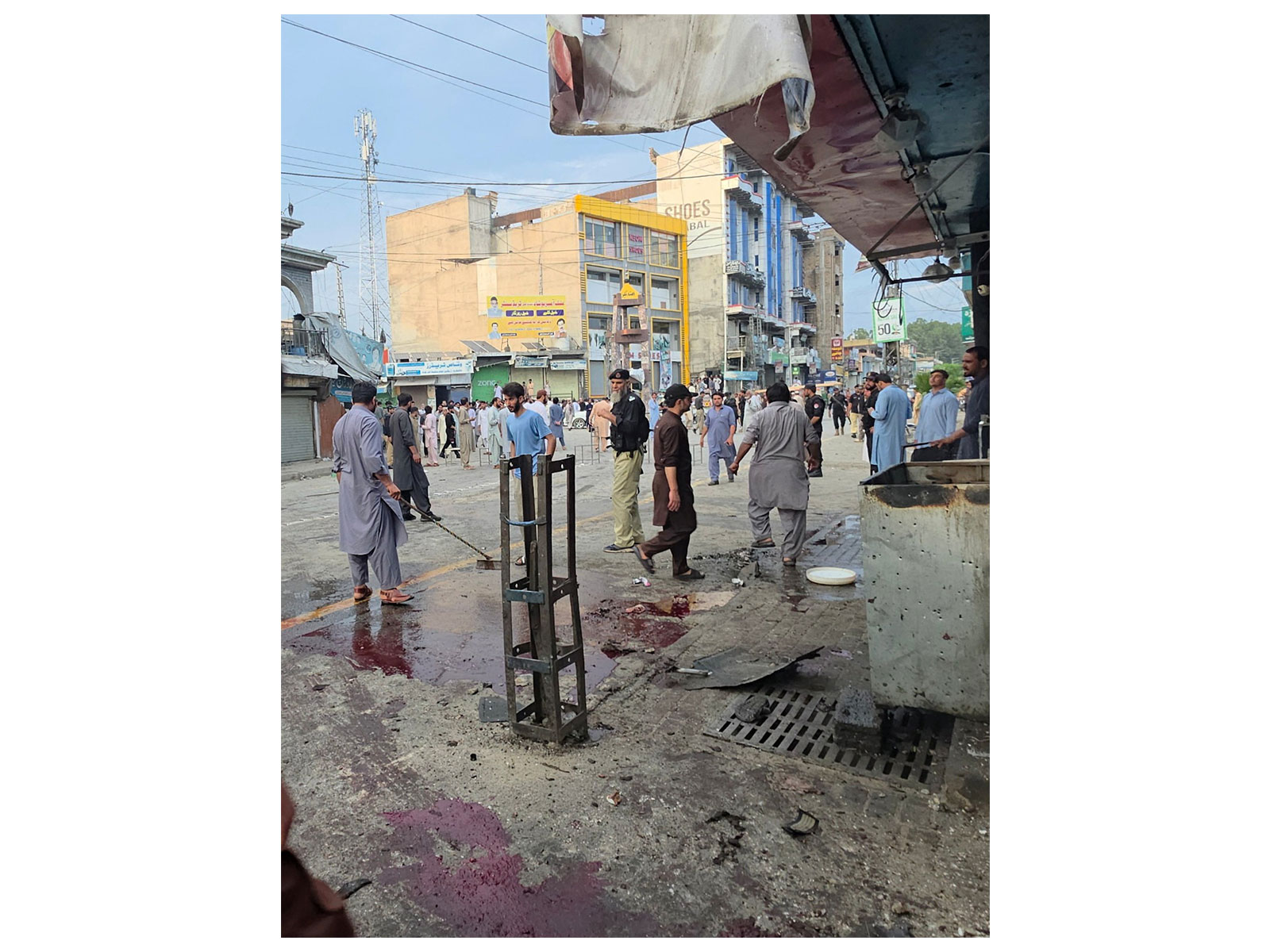 People clean after a suicide bombing outside a police station, in the Swat District of Pakistan's Khyber Pakhtunkhwa province (Photo/Reuters)