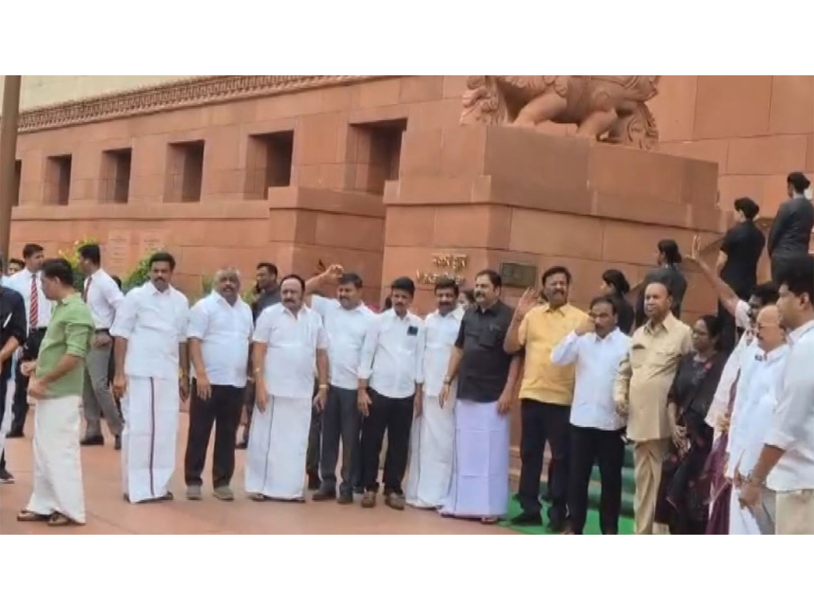 Protest at Makar Dwar over Cauvery water issue (Photo/ANI)