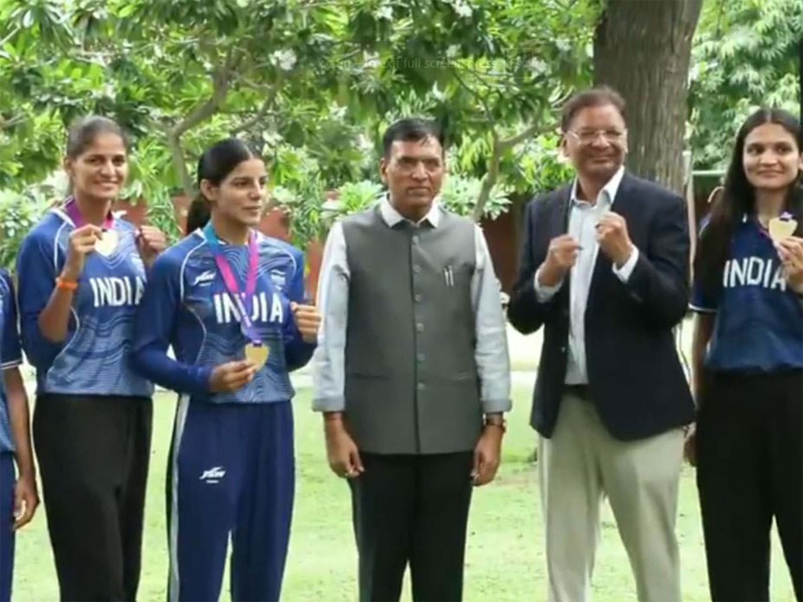 Mansukh Mandaviya felicitates Indian boxers. (Photo/ANI)