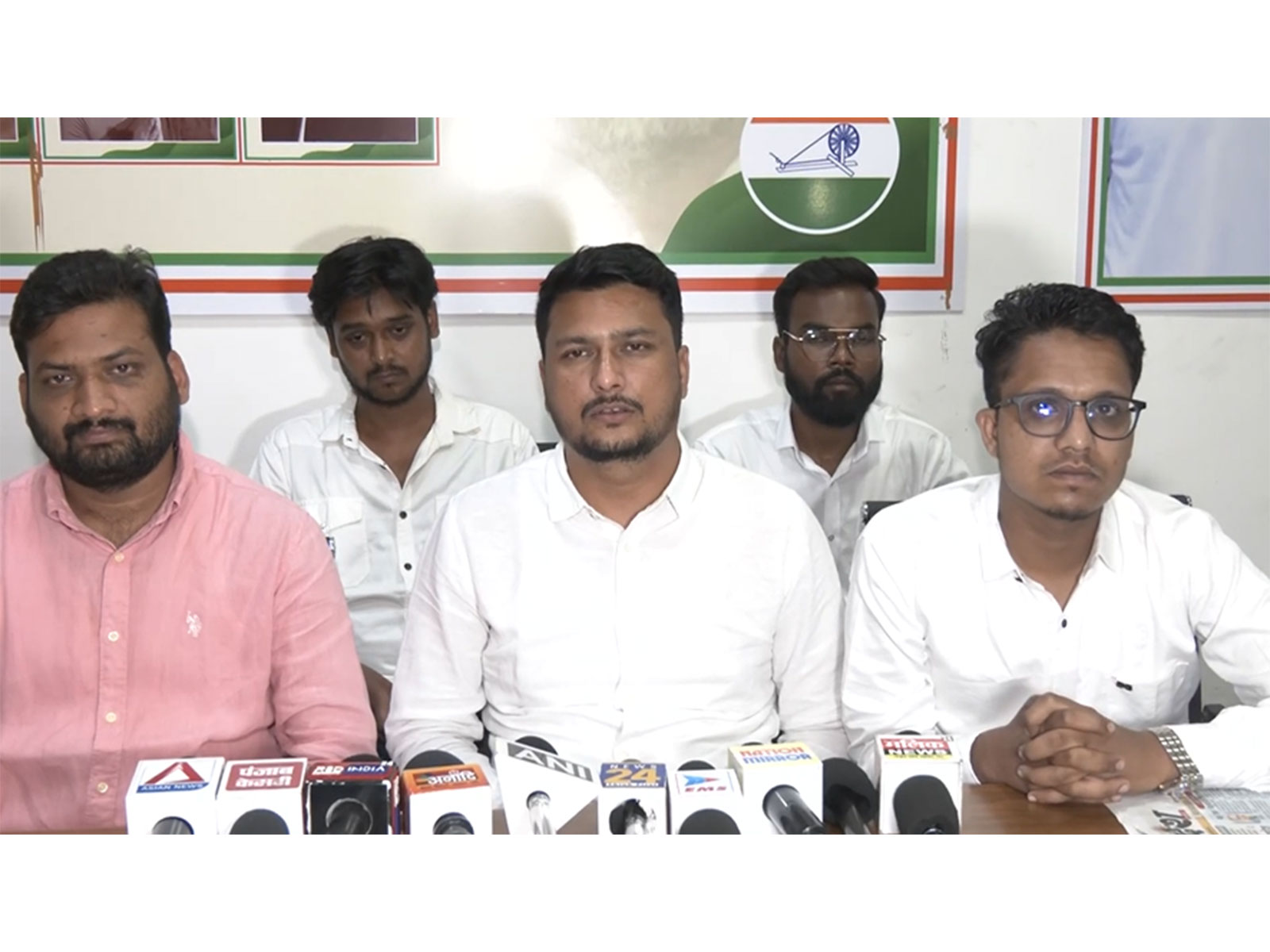 NSUI state president Ashutosh Chouksey (in center) and NSUI state secretary and petitioner, Adnan Ansari (R) (Photo/ANI) 