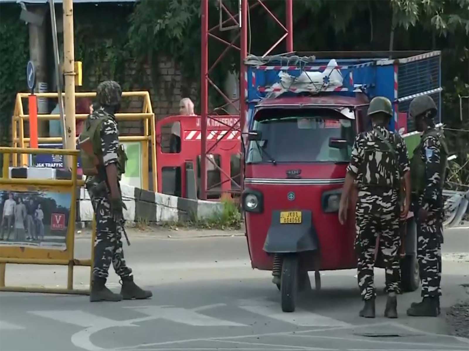 Security personnel deployed at a checkpoint in Srinagar (Photo/ANI)