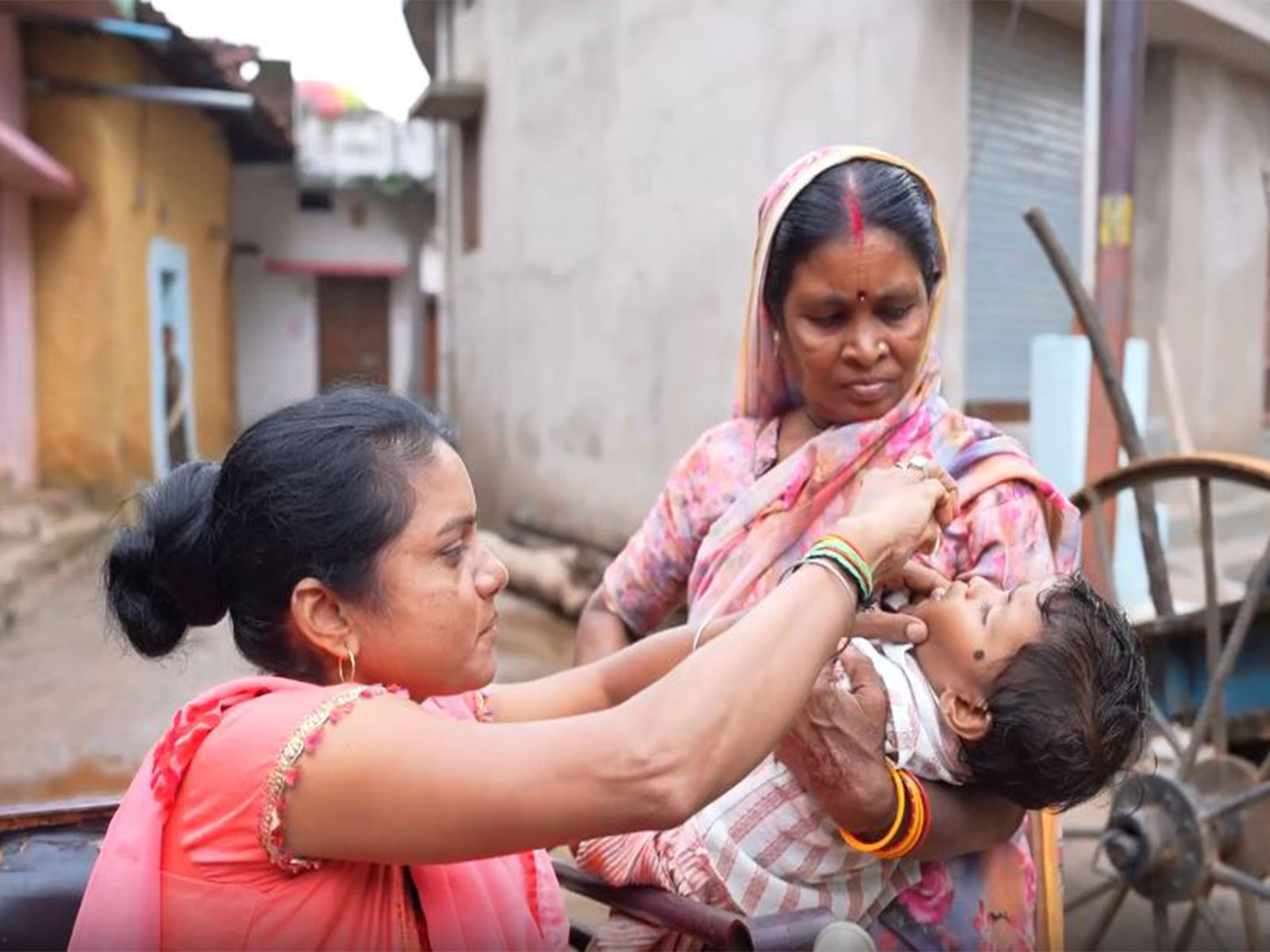 Rupa Sahu administers Polio Vaccine drops to a child (Photo\ANI)