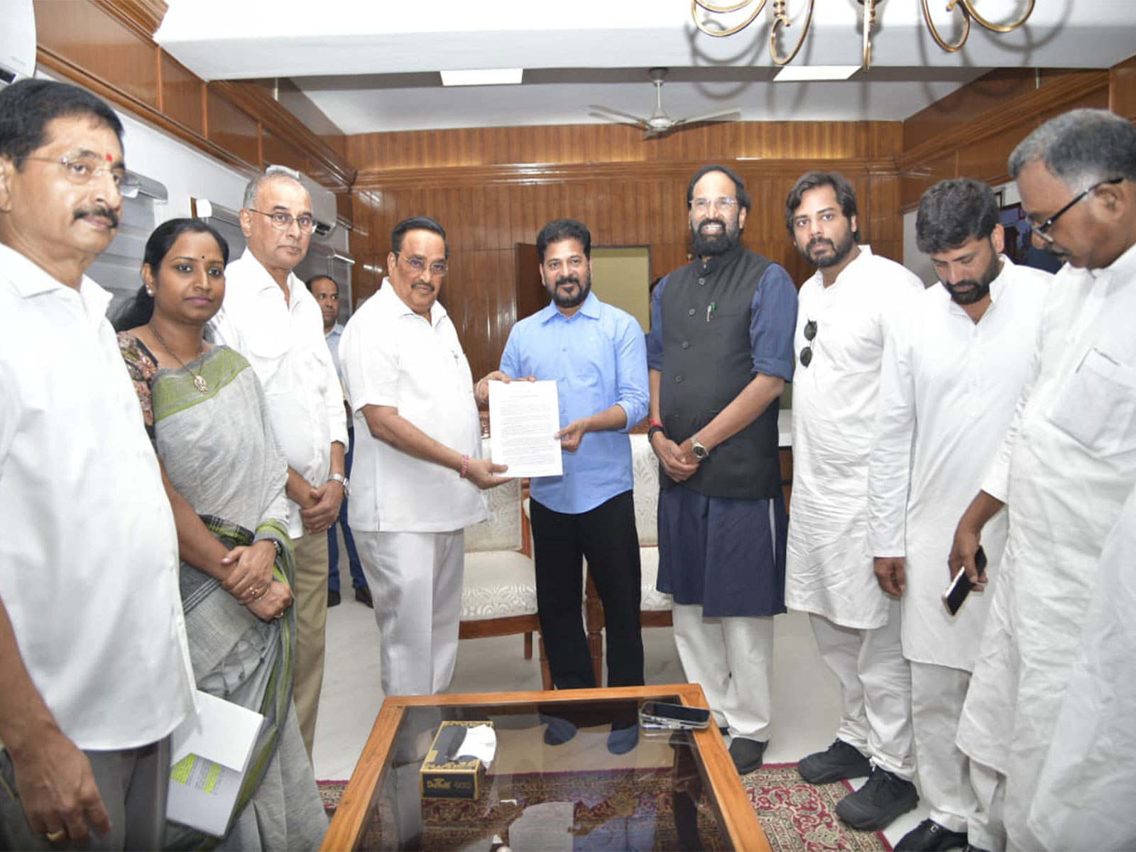 Telangana Chief Minister Revanth Reddy meets Union Jal Shakti Minister C.R. Patil in New Delhi, accompanied by state irrigation Minister N. Uttam Kumar Reddy and Members of Parliament. (Photo: ANI)