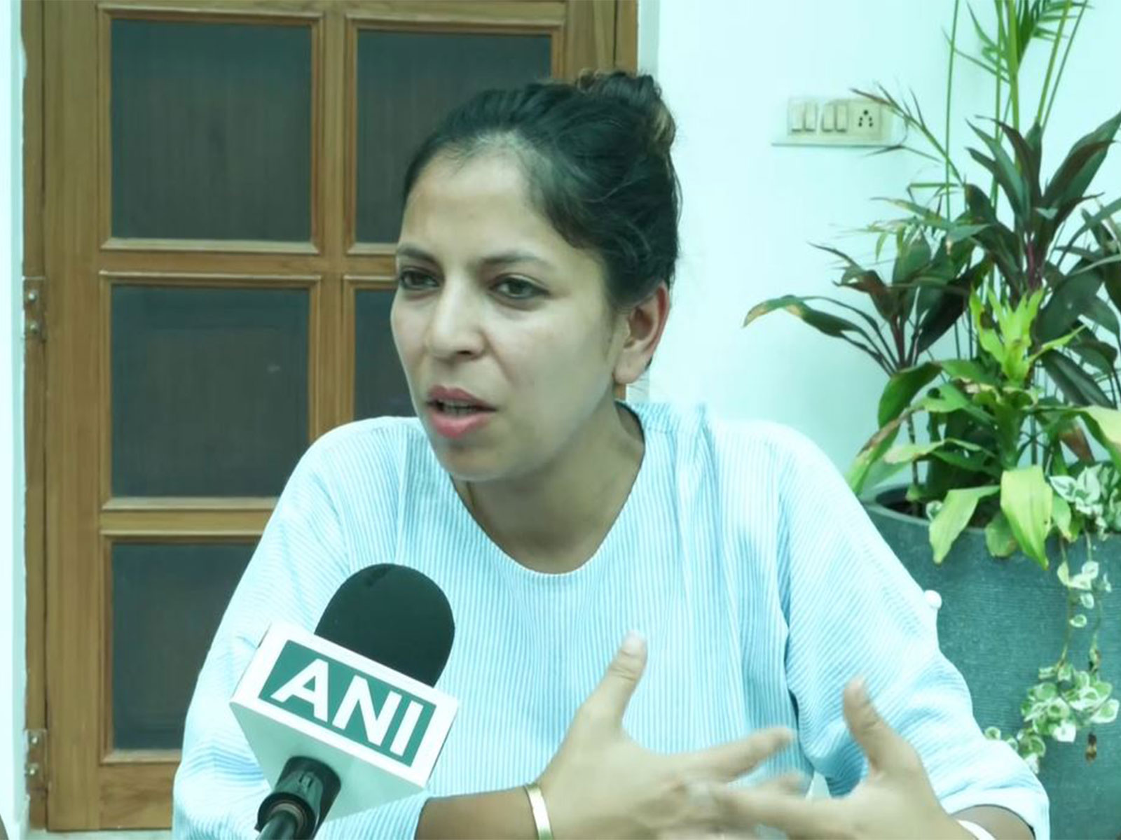 Palak Raniwala, daughter of injured passenger (Photo/ANI)