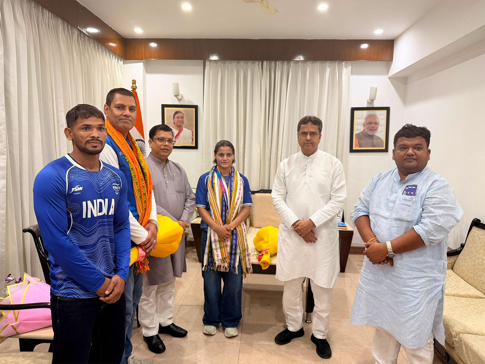 Tripura CM Manik Saha felicitated Asmita Dey. (Photo/Tripura CMO)