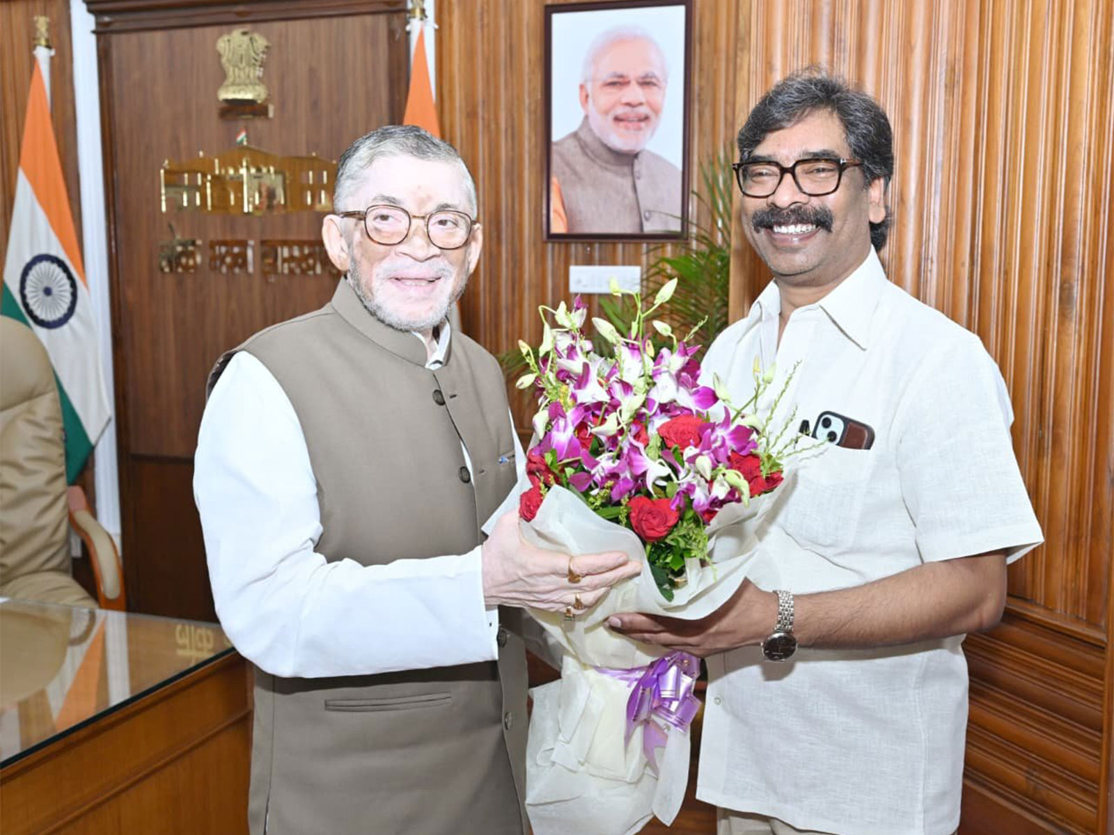 Jharkhand CM Hemant Soren met Governor Santosh Gangwar at Lok Bhavan (Photo: Lok Bhavan) 