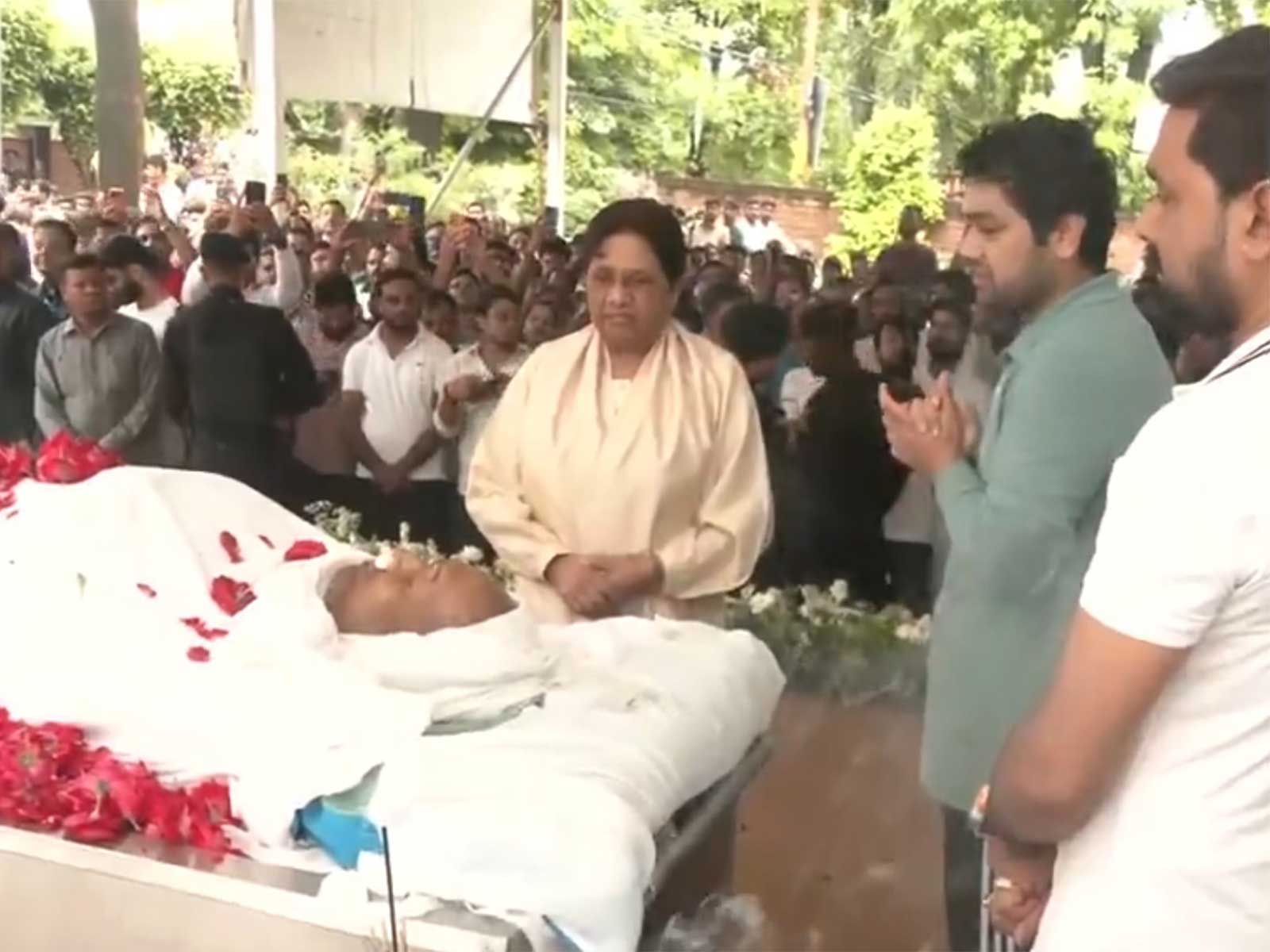 BSP chief Mayawati pays floral tributes to party MLA Uma Shankar Singh in Lucknow. (Photo: ANI)