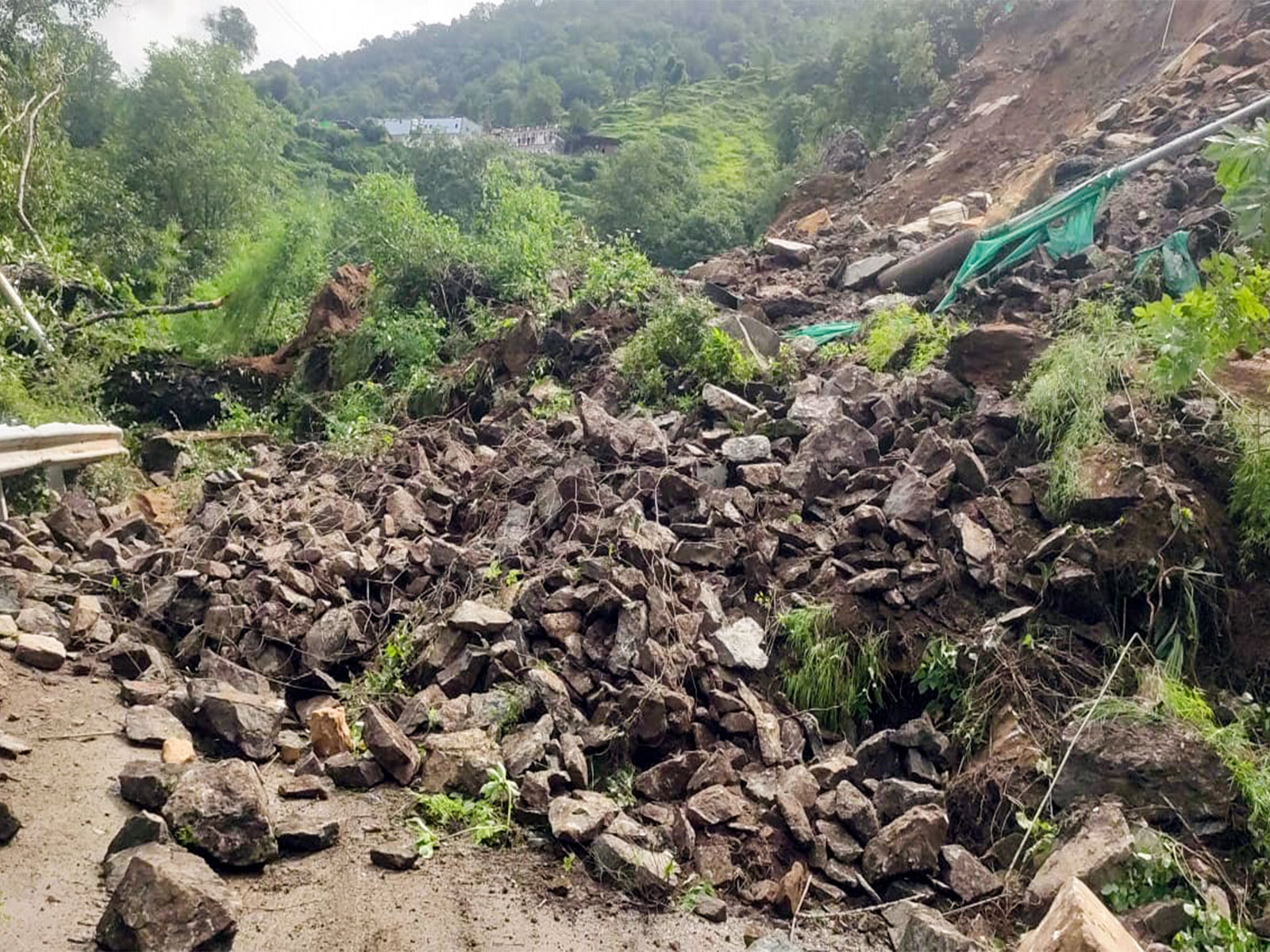Road blocked due to debris on the Yamunotri National Highway following continuous rockfall in Uttarkashi district (Photo\ANI)