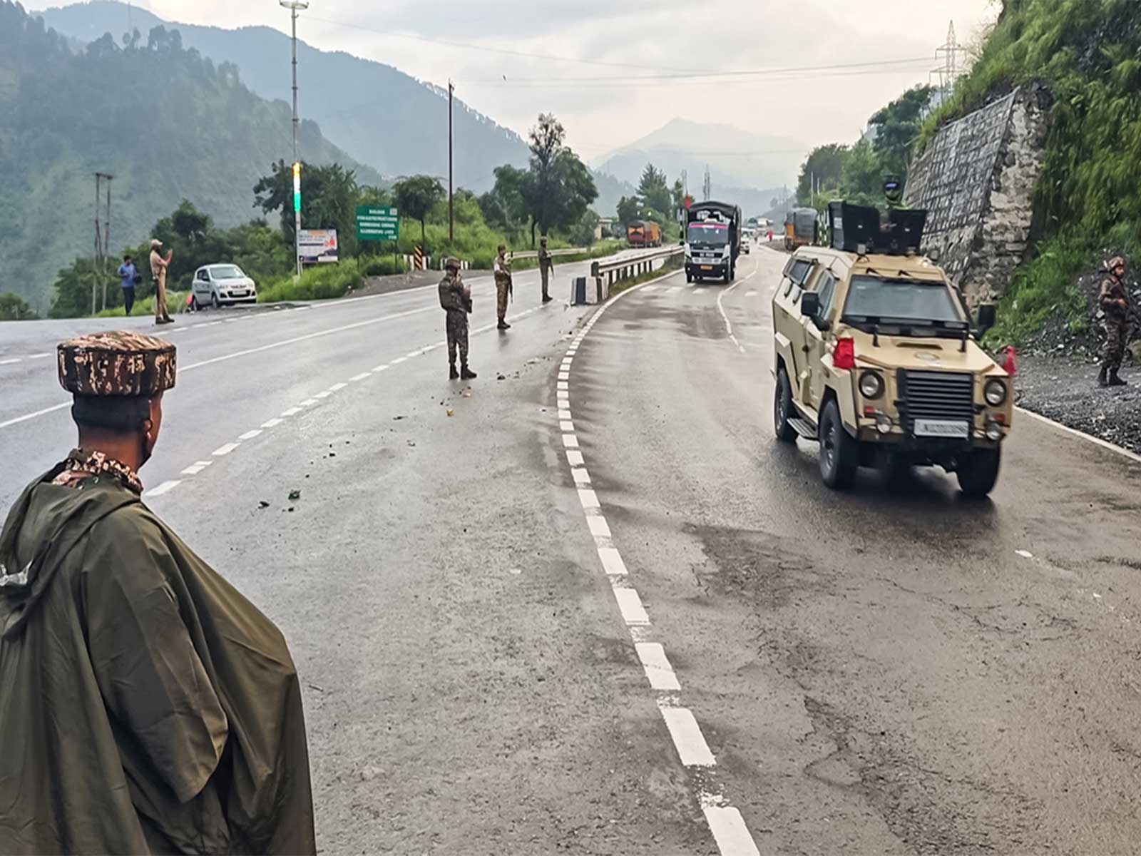 29th Batch of Amarnath Yatra Convoy passes through Chanderkote (Photo\ANI)