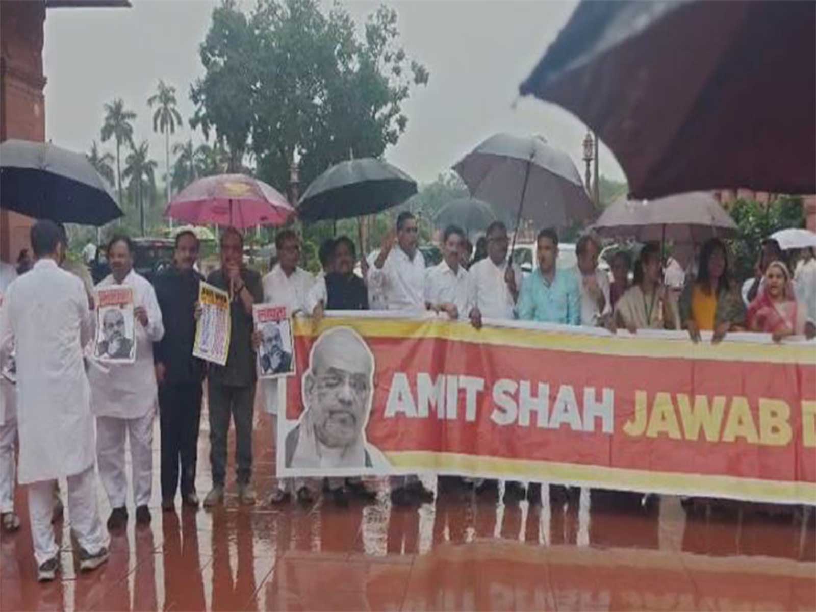 Opposition MPs protesting  infront of Makar Dwar of Parliament  (Photo/ANI)