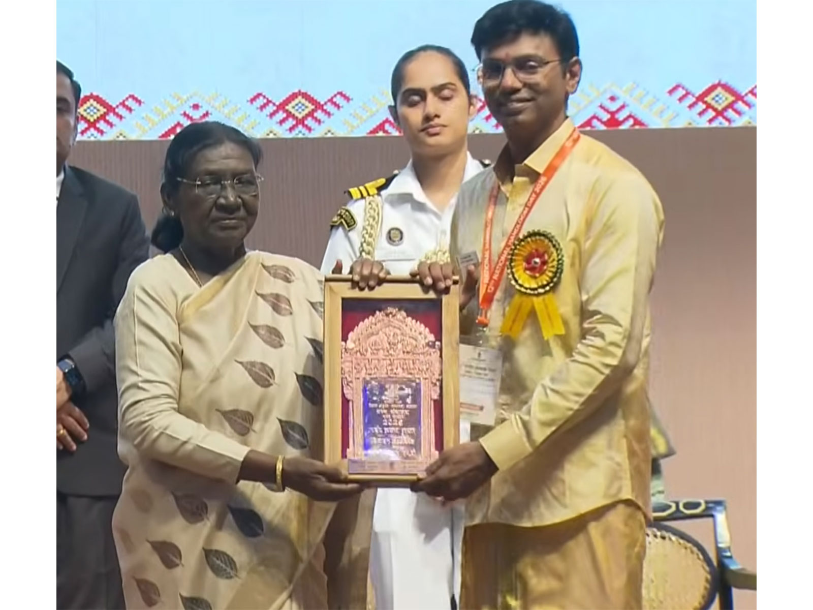 President Droupadi Murmu presenting award on National Handloom Day (Photo/Ministry of Textiles)