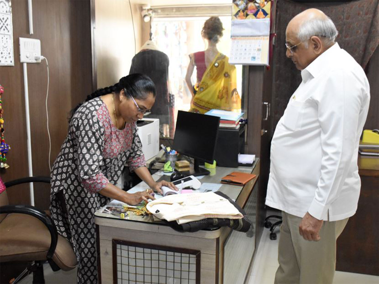 Gujarat CM Bhupendra Patel purchases handloom products (Photo/Gujarat CMO)