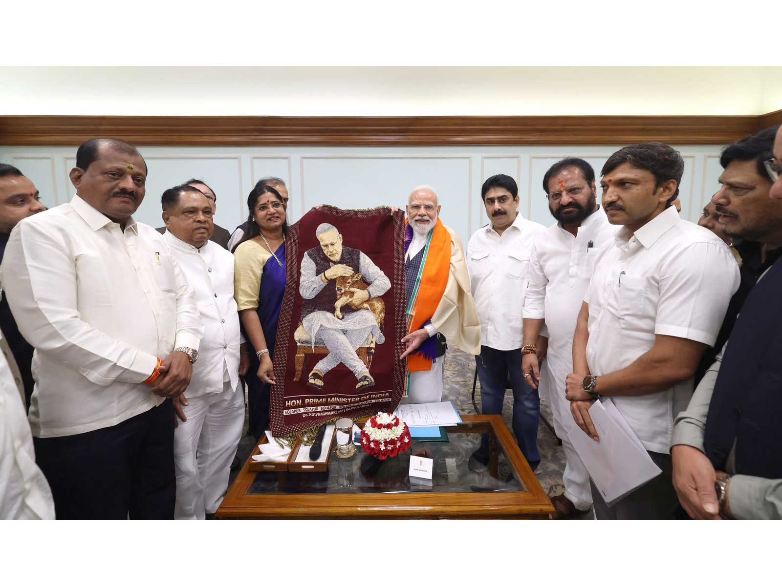 Jyoti Waghmare presented Solapur handloom dhawal to Prime Minister Narendra Modi (Photo/Office of Jyoti Waghmare)