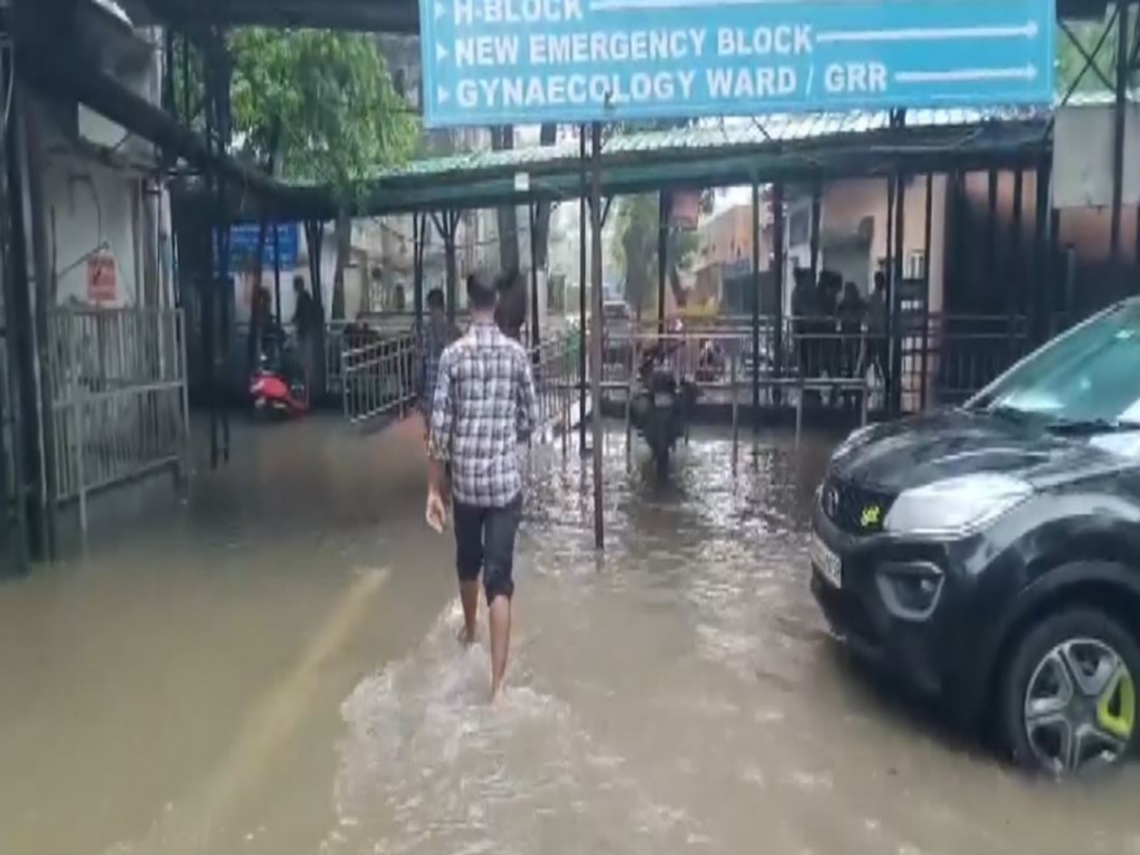Delhi: Waterlogging at Safdarjung Hospital following continuous rain (Photo/ANI)