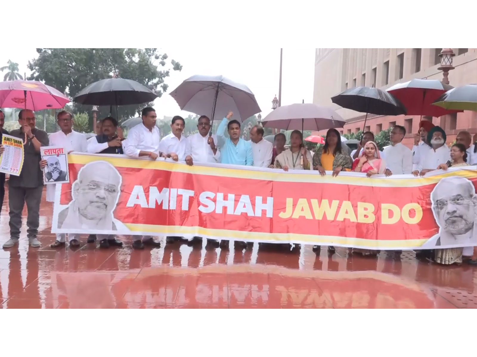 Opposition MPs protesting infront of Makar Dwar of Parliament (Photo/ANI)