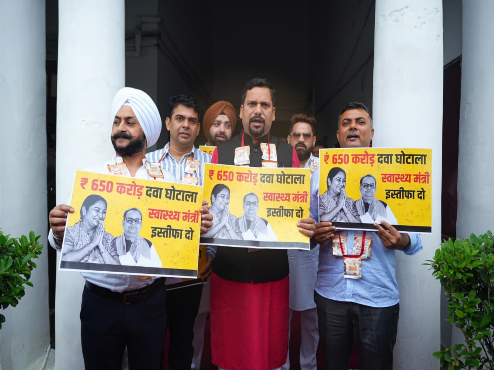 AAP MLAs protest at Delhi Assembly (Photo/ANI)