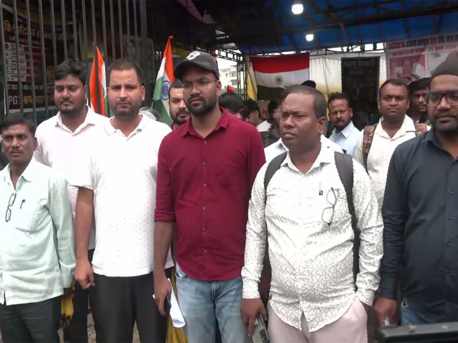 Student delegation leave for Circuit House for dialogue with Jharkhand government (Photo/ANI)