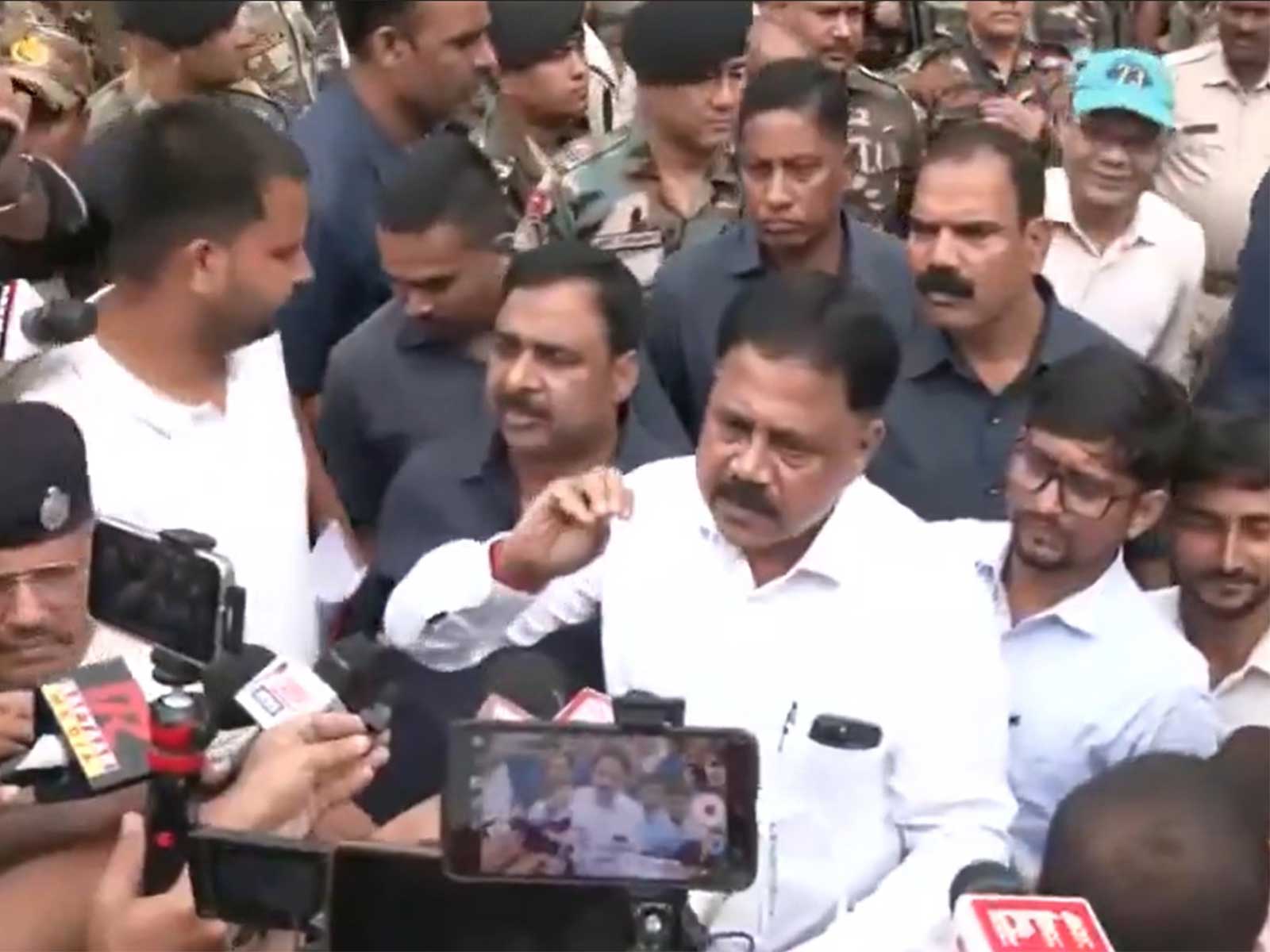 Jharkhand Minister Sudivya Kumar Sonu addresses the media (Photo/ANI) in Ranchi after meeting with a delegation of JPSC and JSSC aspirants