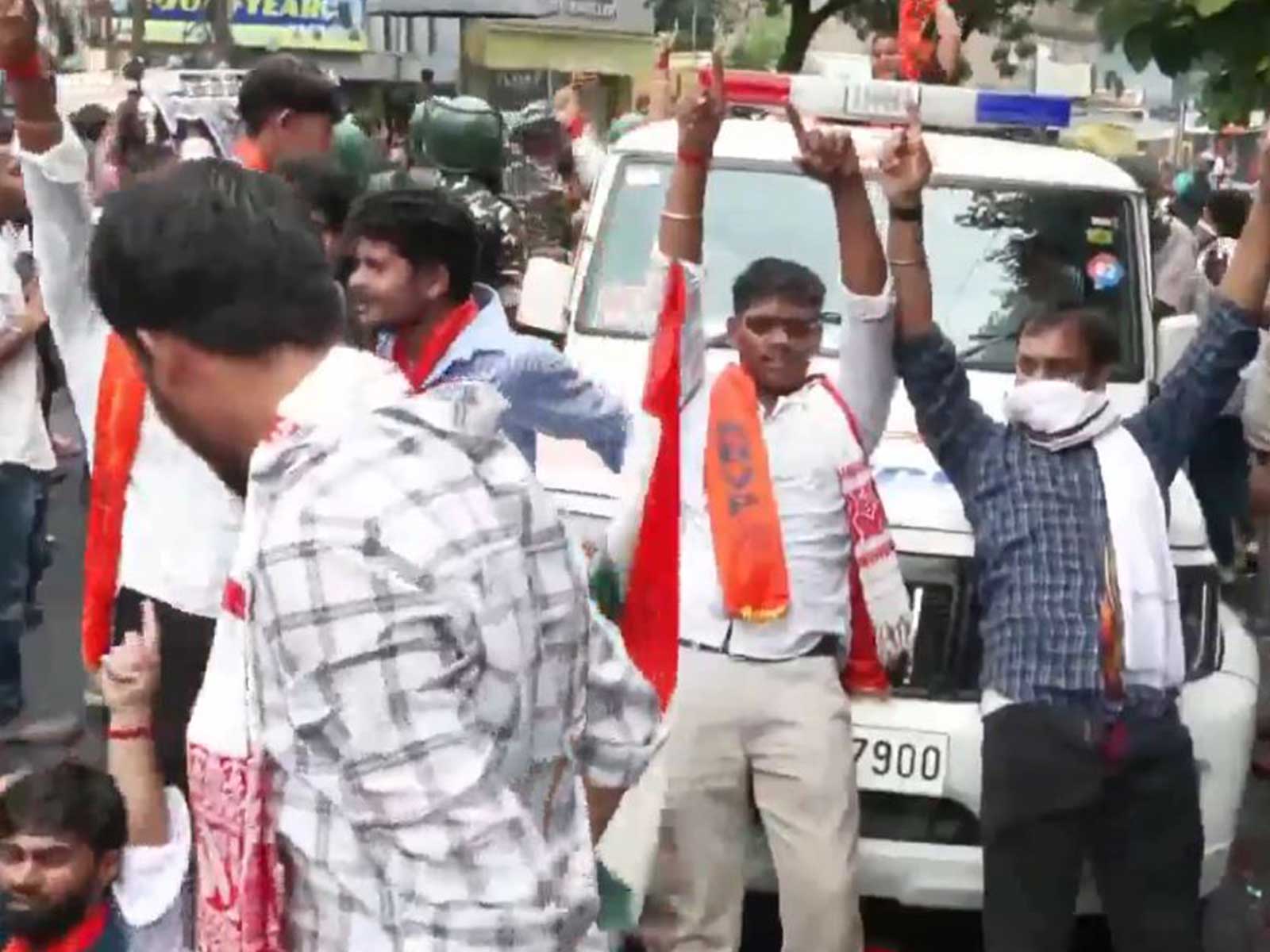 ABVP protesters raise their hands and slogans during a demonstration against alleged JPSC-JSSC exam irregularities. (Photo/ANI)