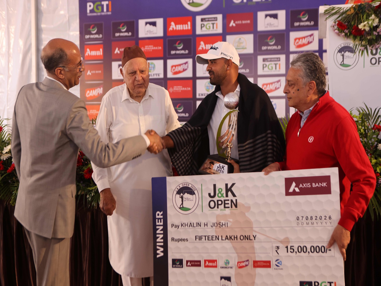 Khalin Joshi being awarded the prize after winning the  J&K Open 2026 (Photo: PGTI)