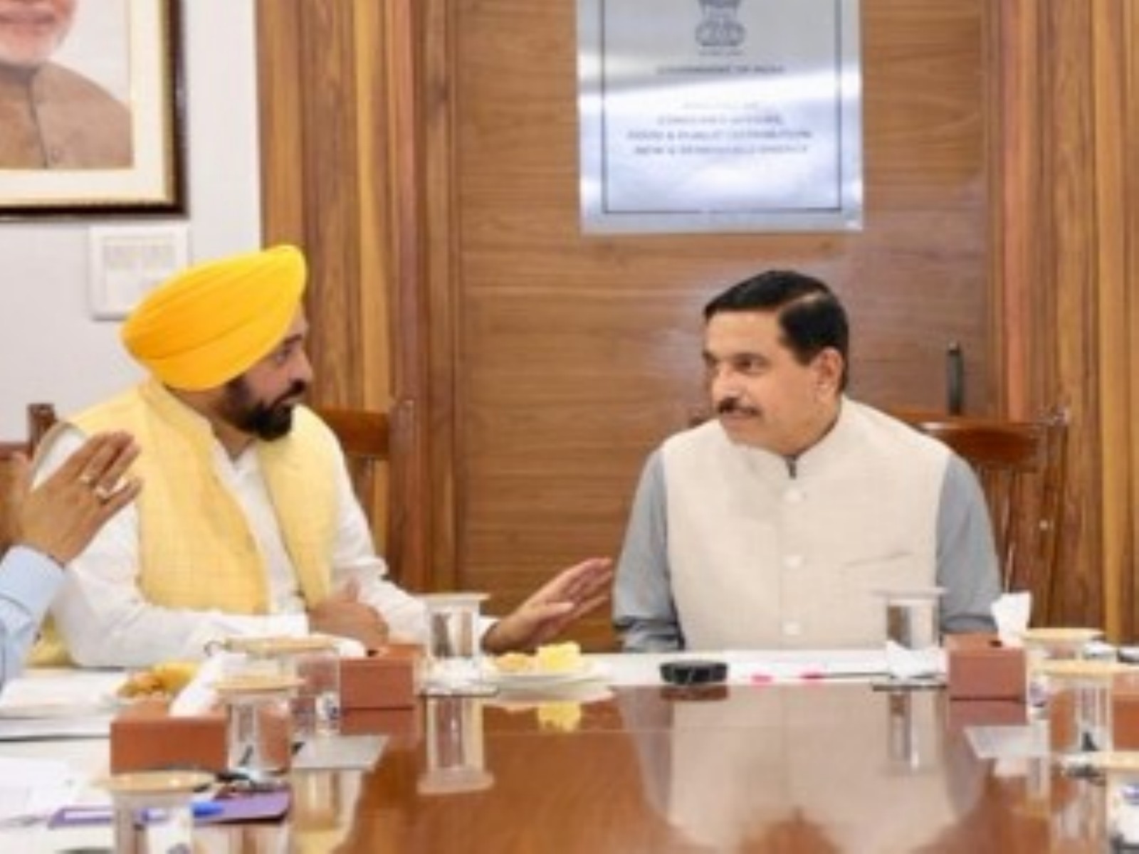 Union Minister Pralhad Joshi with Punjab CM Bhagwant Mann (Photo/x/@JoshiPralhad)