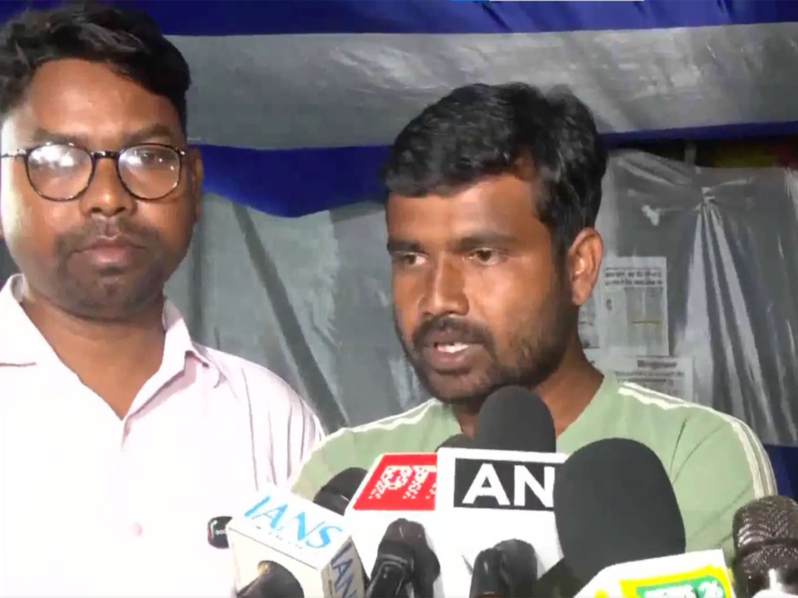 Student leader Ravindra Paswan from Jharkhand protests (Photo/ANI)