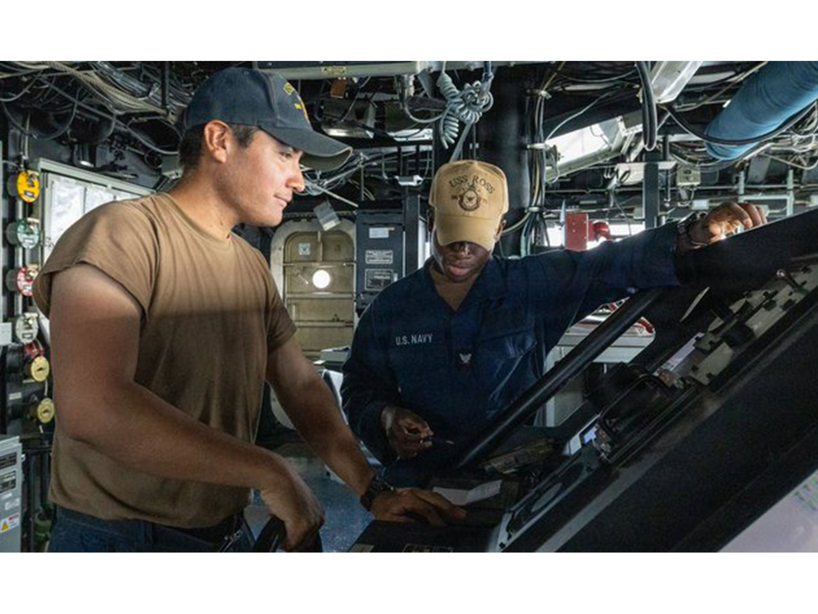 US Navy sailors stand watch on the bridge of USS Ross (DDG 71) (Photo/CENTCOM)