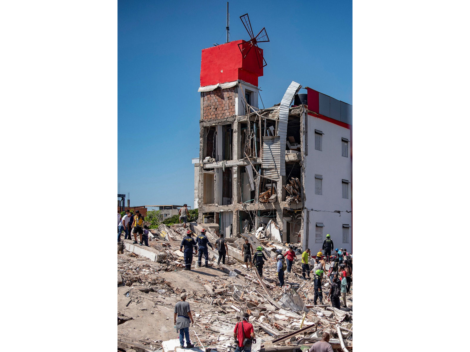 Collapsed buildings in Pereira following the 7.4-magnitude quake (Photo/Reuters)