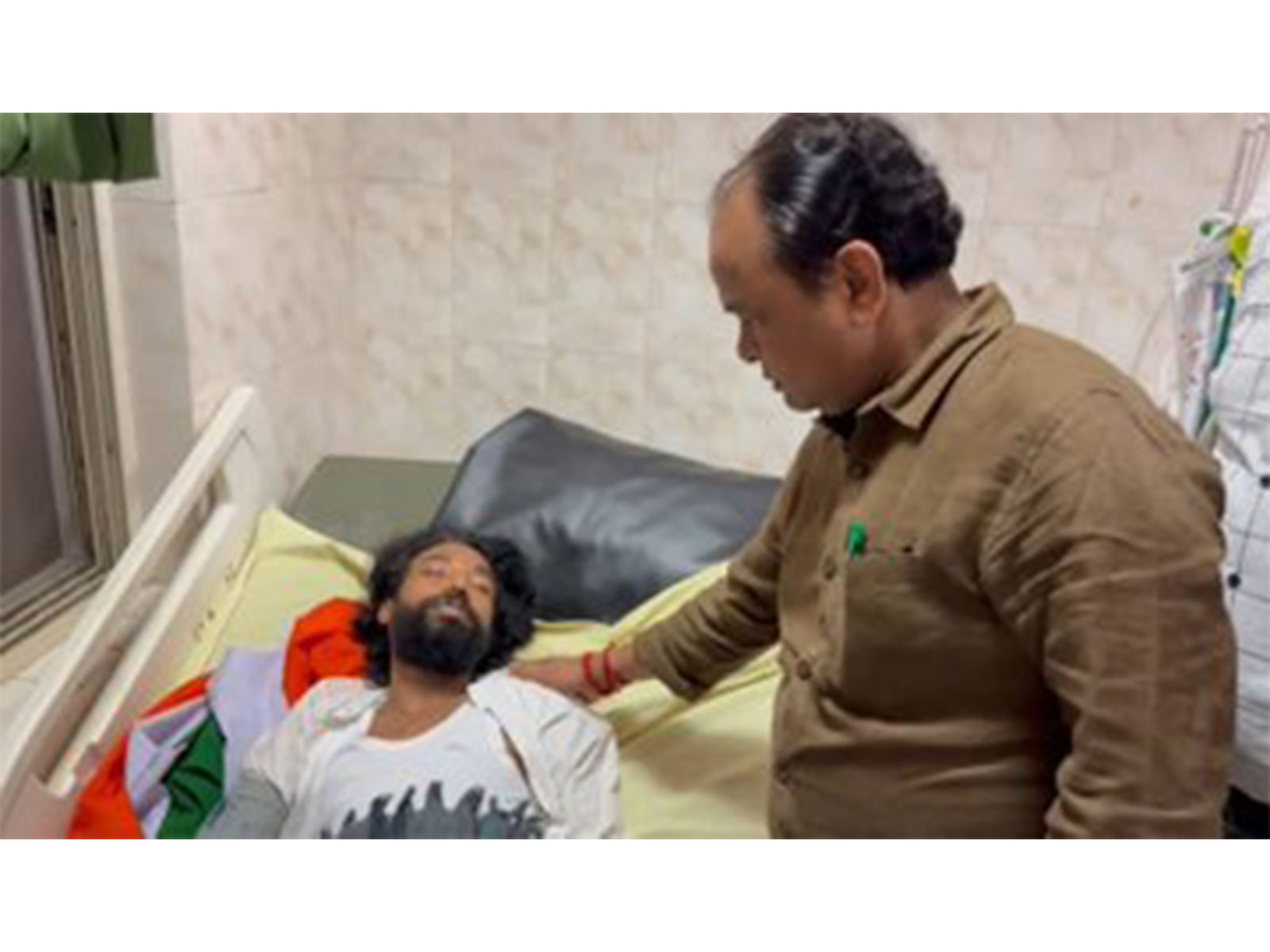 Jharkhand Health Minister Dr Irfan Ansari mets Student leader Devendra Nath Mahto and other youths (Photo: Irfan Ansari/ 'X')  