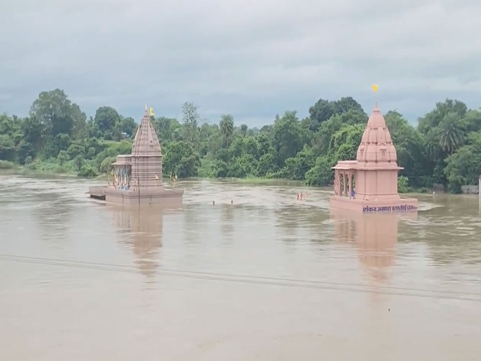 Temples located along Betwa riverbanks submerged (Photo/ANI)