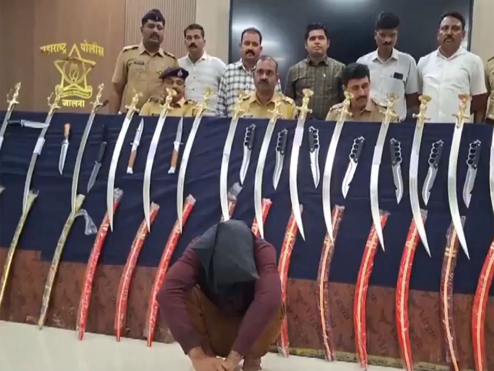 Police seized 44 illegal weapons in Maharashtra's Jalna (Photo : ANI)