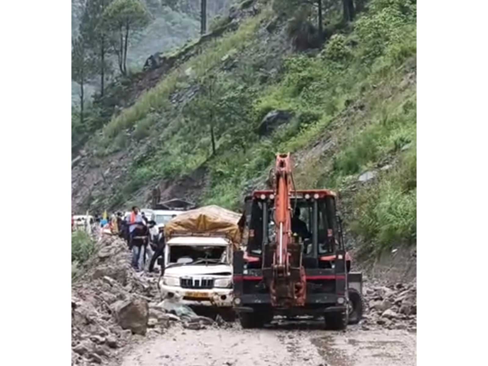 Shooting Stones fall on road in Himachal Pradesh (Photo/ANI)