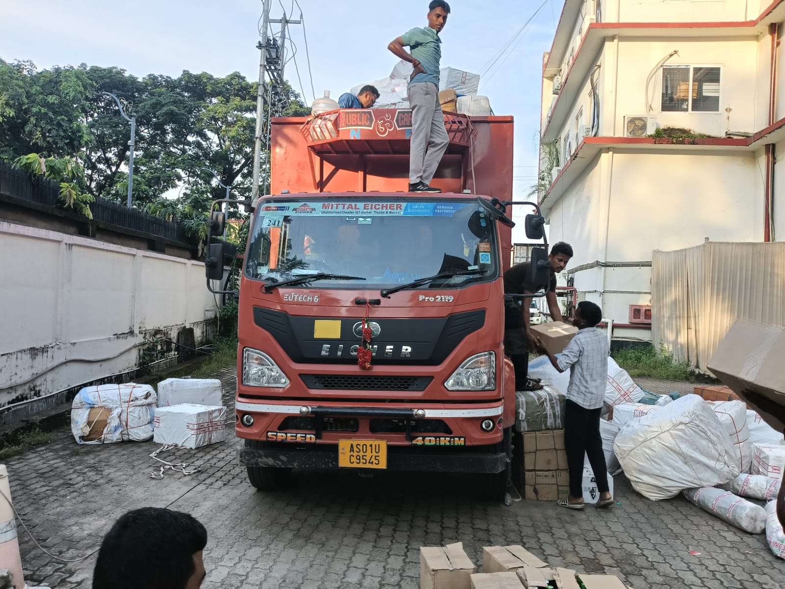 Assam Excise Dept seizes 123 cartons of IMFL, Beer in cross-border liquor racket (Photo/Assam Excise Dept)