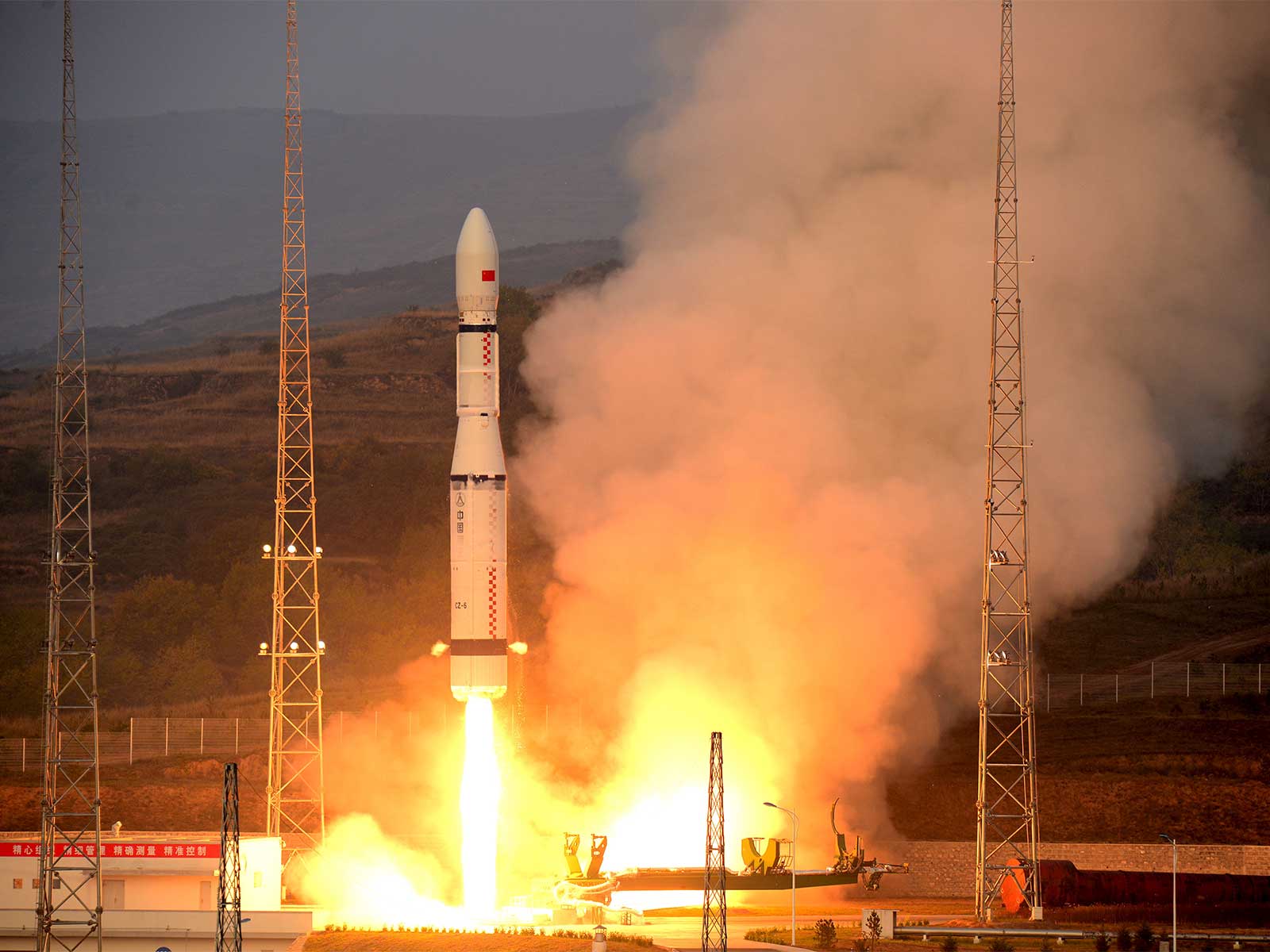 China's Long March-6 rocket, carrying 20 micro-satellites, blasts off from the launch pad in Taiyuan, Shanxi province, China (File Photo/Reuters)