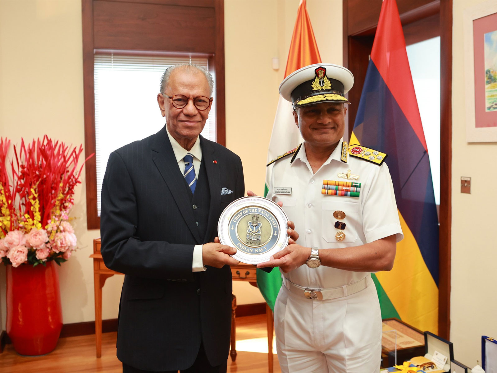 Chief of the Naval Staff Admiral Krishna Swaminathan (Right) meets Mauritius Prime Minister Navinchandra Ramgoolam (Photo/X/@indiannavy)