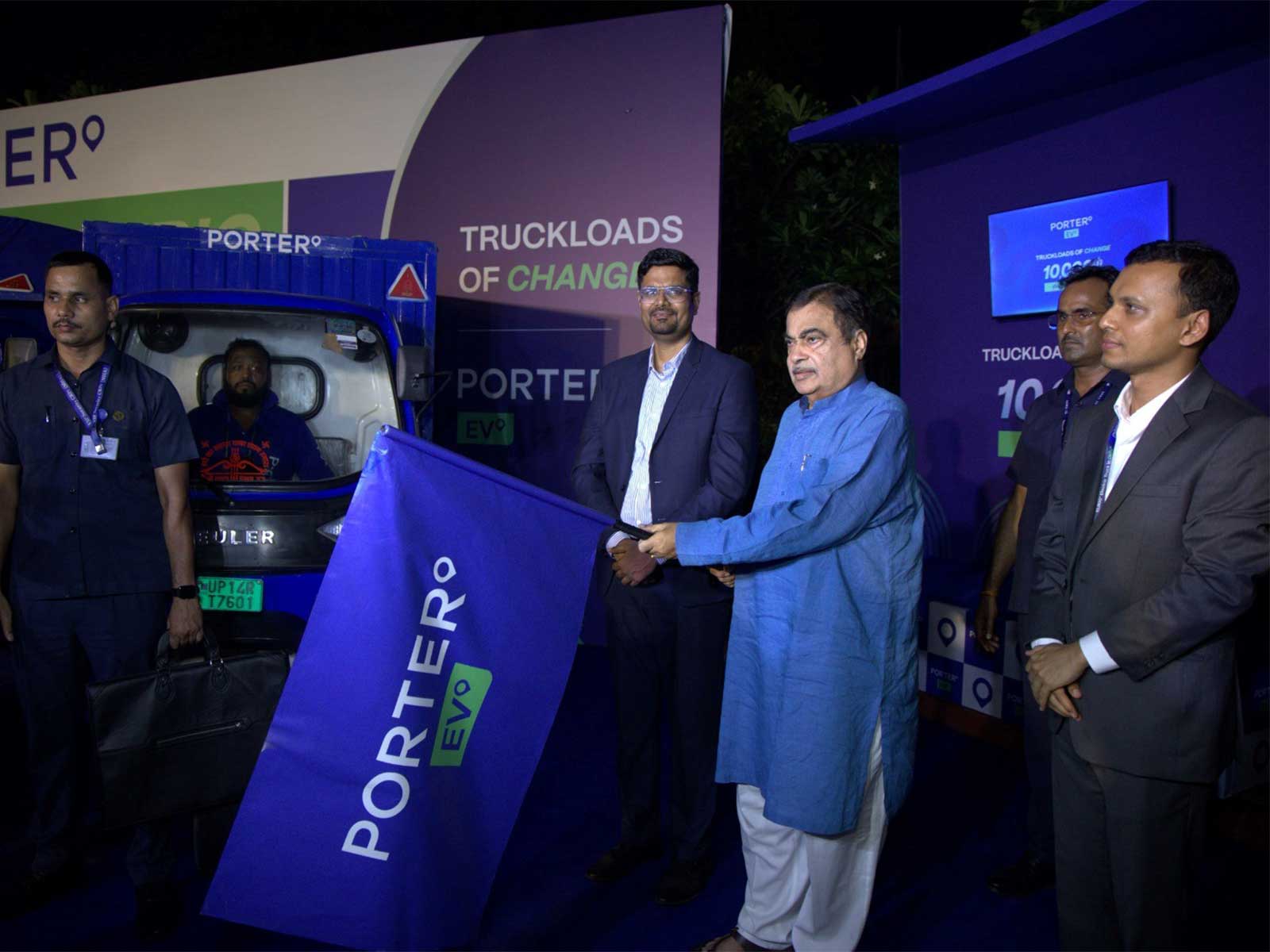 Union Minister Shri Nitin Gadkari flags off Porter's 10,000th Electric Truck in Delhi (Photo/Porter)