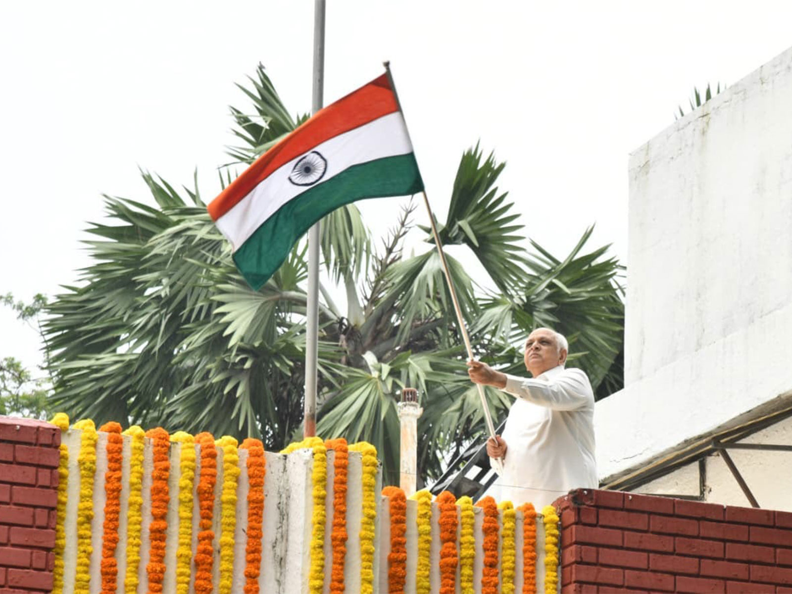 Gujarat CM Bhupendra Patel hoists Tricolour at residence (Photo/Gujarat CMO)