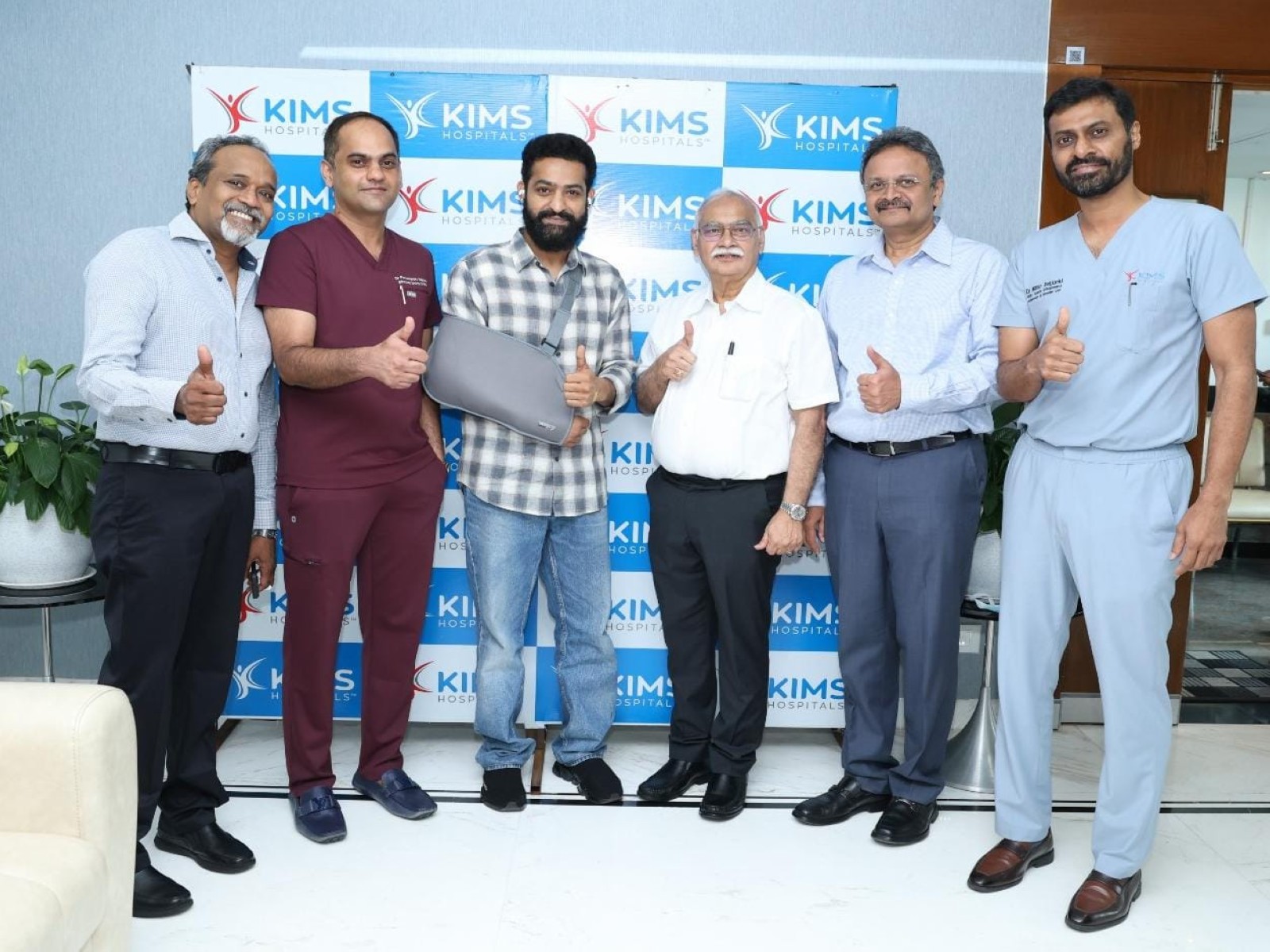 KIMS Hospitals team with Jr NTR (Photo/KIMS Hospitals)