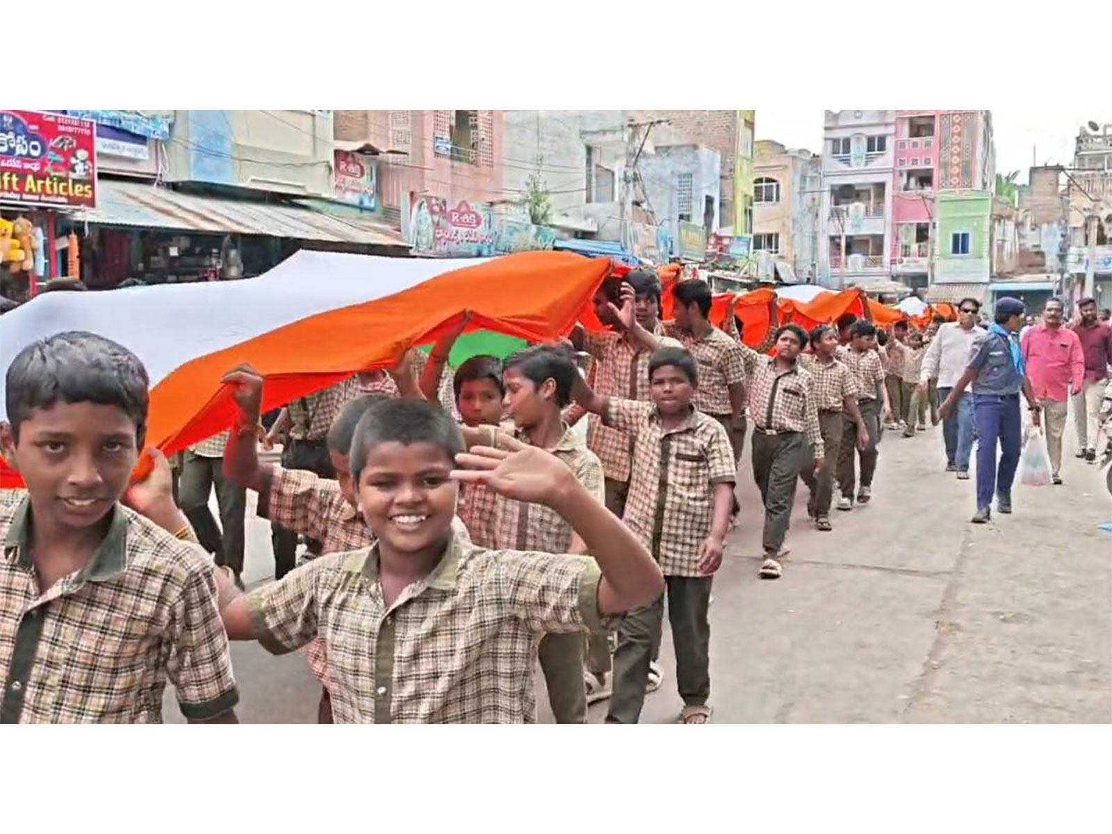 Andhra Pradesh: Youth participate in 'Har Ghar Tiranga' rally carrying 330-foot Tricolour in Markapuram (Photo/ANI)