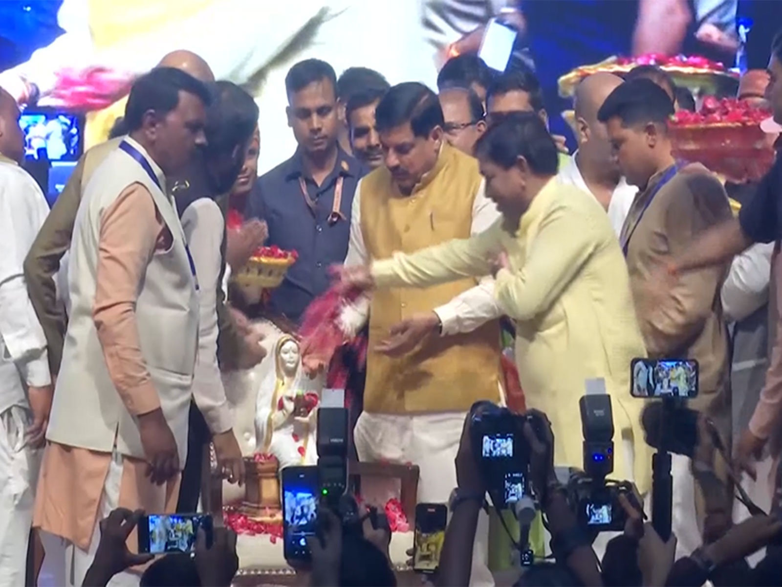 MP CM Mohan Yadav is paying floral tribute to Lokmata Devi Ahilyabai Holkar (Photo/ANI)