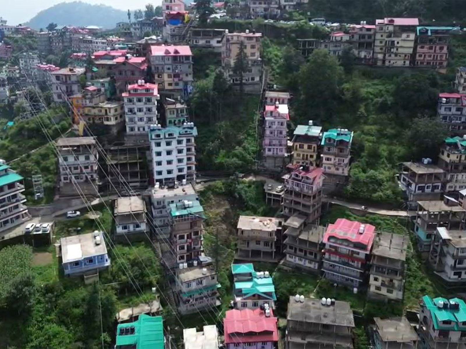 Himachal Pradesh: Sinking Hill poses threat to several houses in Shimla village (Photo/ANI)