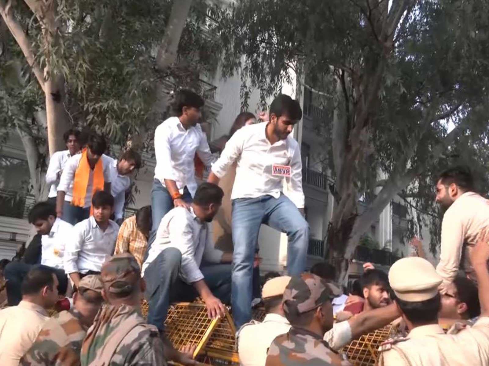 ABVP protest ousite Jharkhand Bhawan in New Delhi (Photo/ANI)
