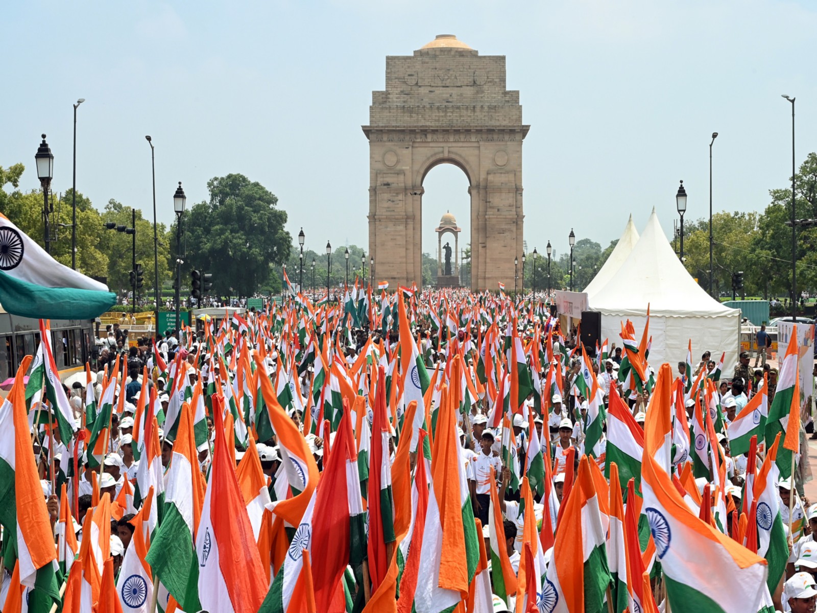 Children with the national flag at India Gate (File Photo/ANI)