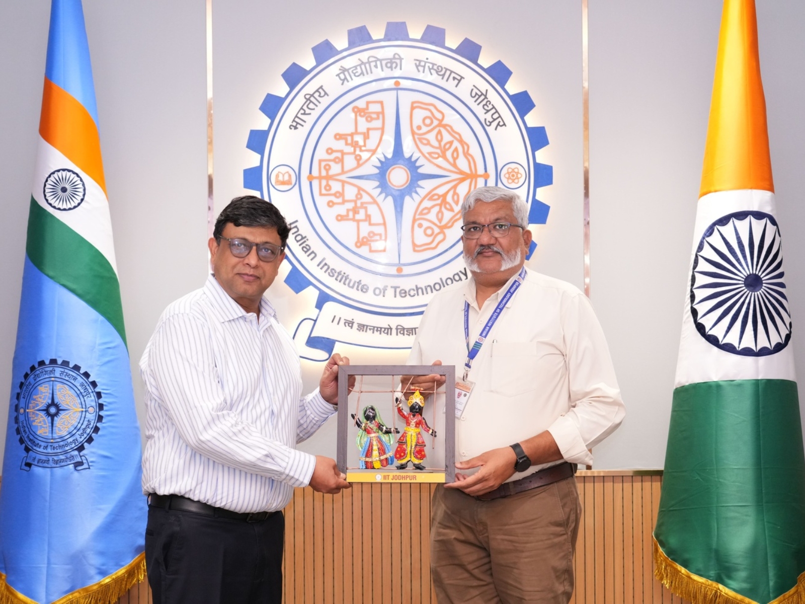 Arindam Sen, Founder of Heartnet India, exchanges a commemorative memento with IIT Jodhpur leadership following the MoU signing