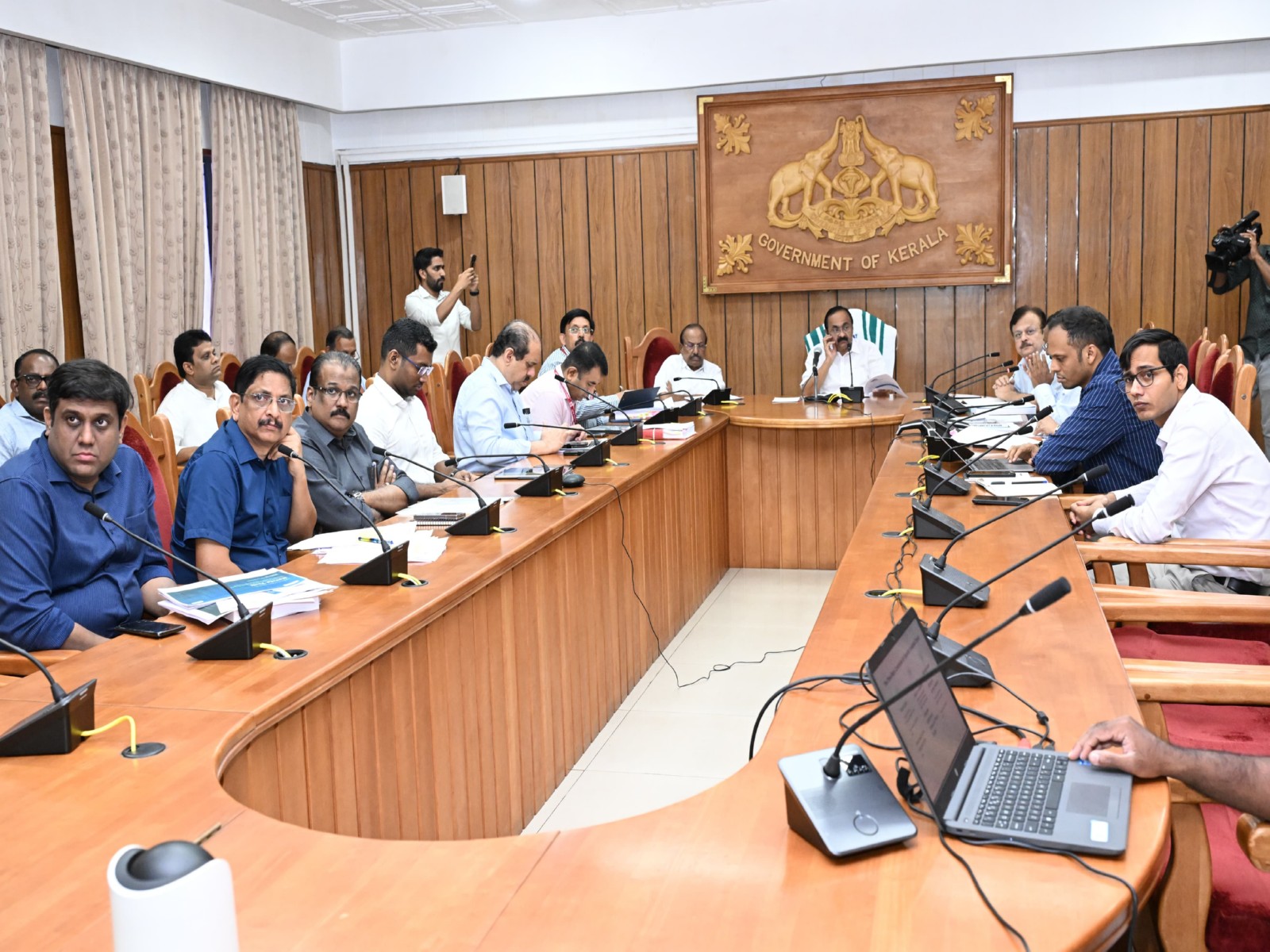 A team of experts from IIT Roorkee, IIT Palakkad, and IIIT Kottayam along with Chief Minister VD Satheesan (Photo/X/@vdsatheesan)