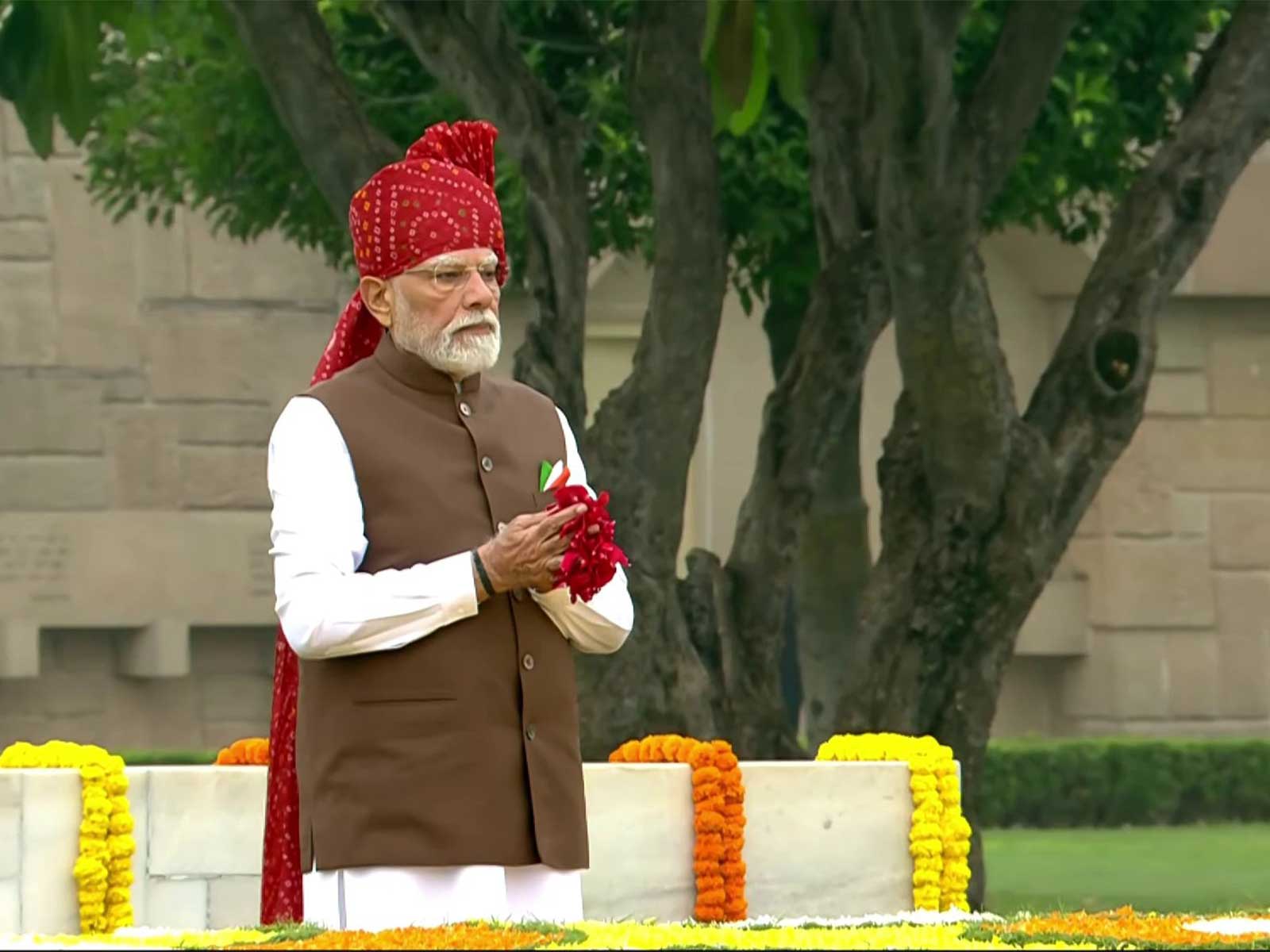 PM Modi pays tribute to Mahatma Gandhi at Rajghat (Photo/PM Modi Youtube)